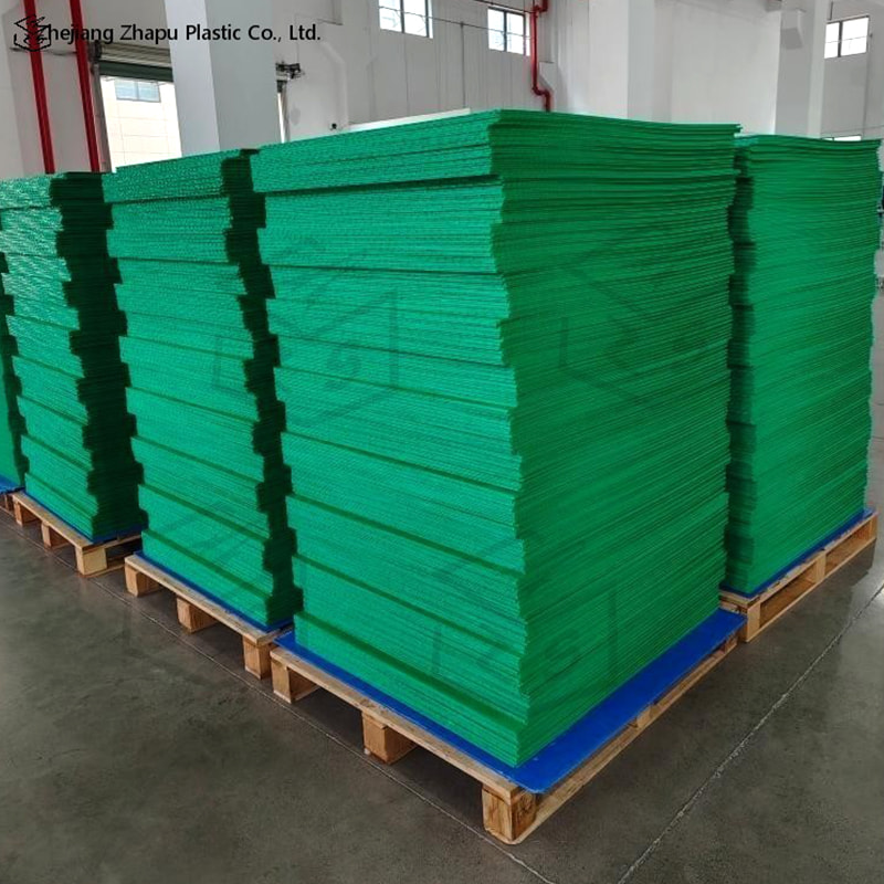 Papan Plastik Bergelombang Tahan Guncangan untuk Pengepakan Suku Cadang Otomotif