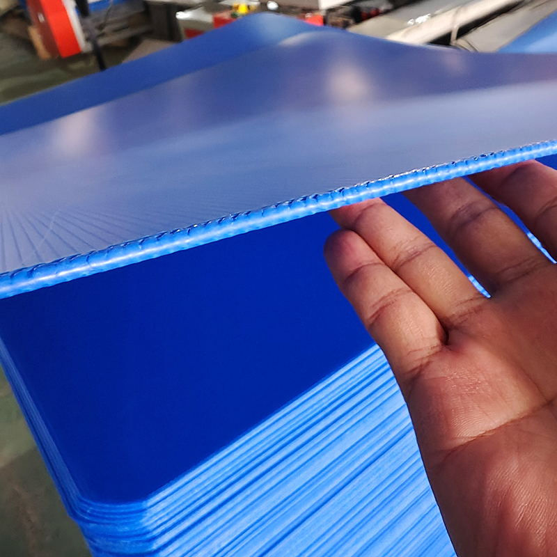 Lembar Berongga PP Twinwall Laminasi Tahan Air